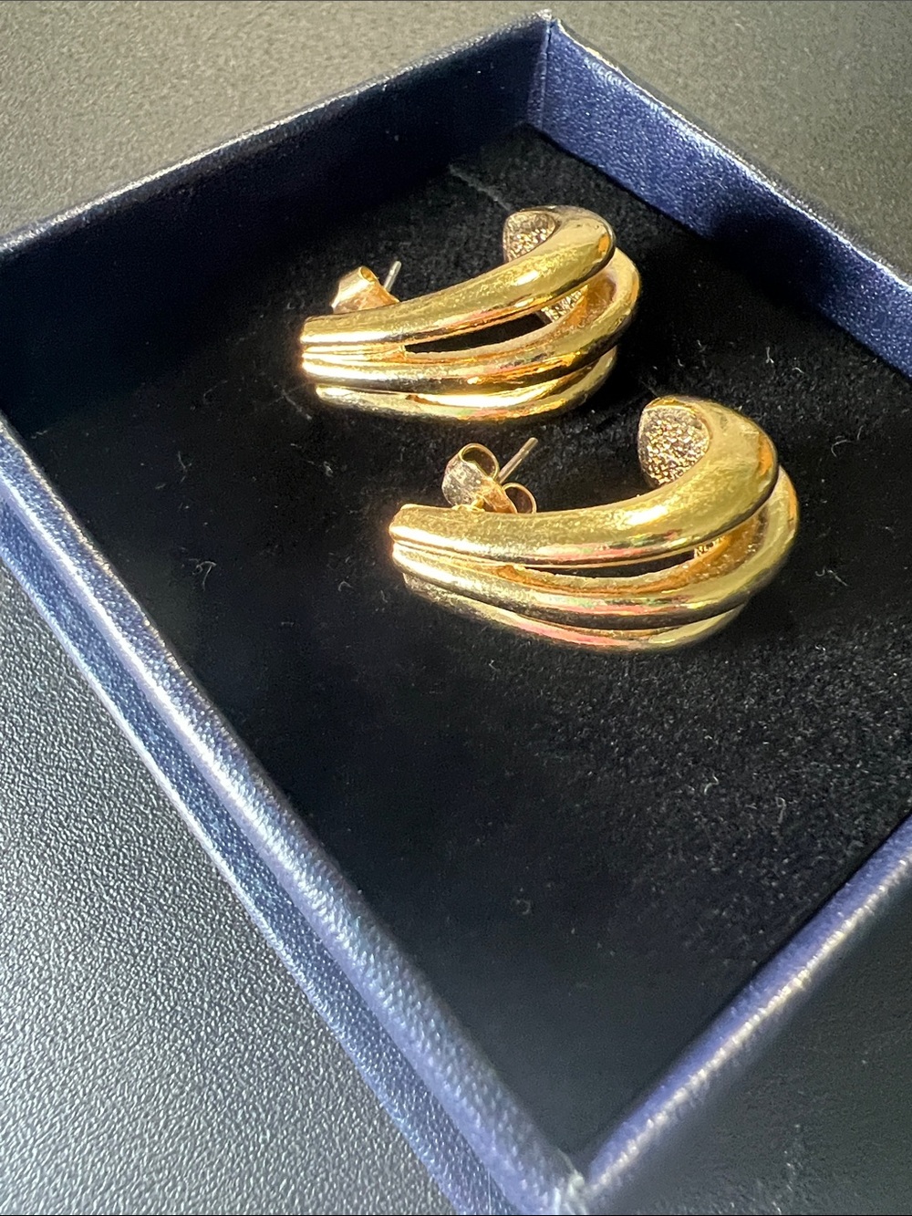 Source Unknown Shiny Gold Curved Hoop Stud Earrings